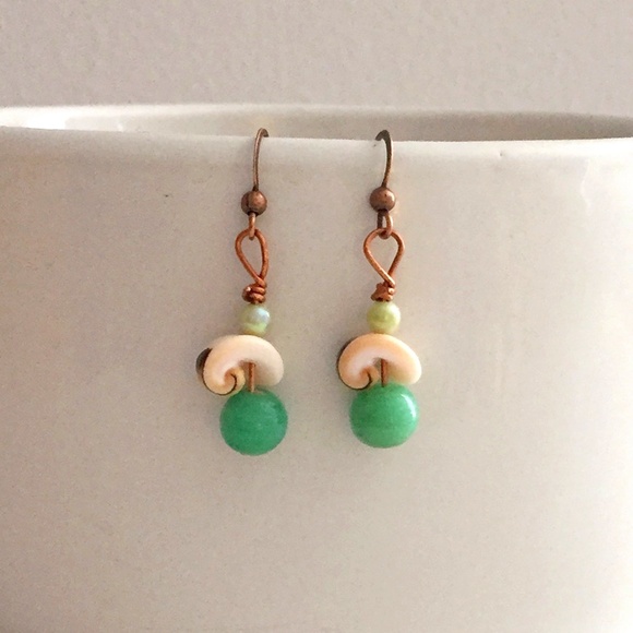 NWOT Seashell drop earrings - seashell, pearl and green glass beads - Picture 1 of 3